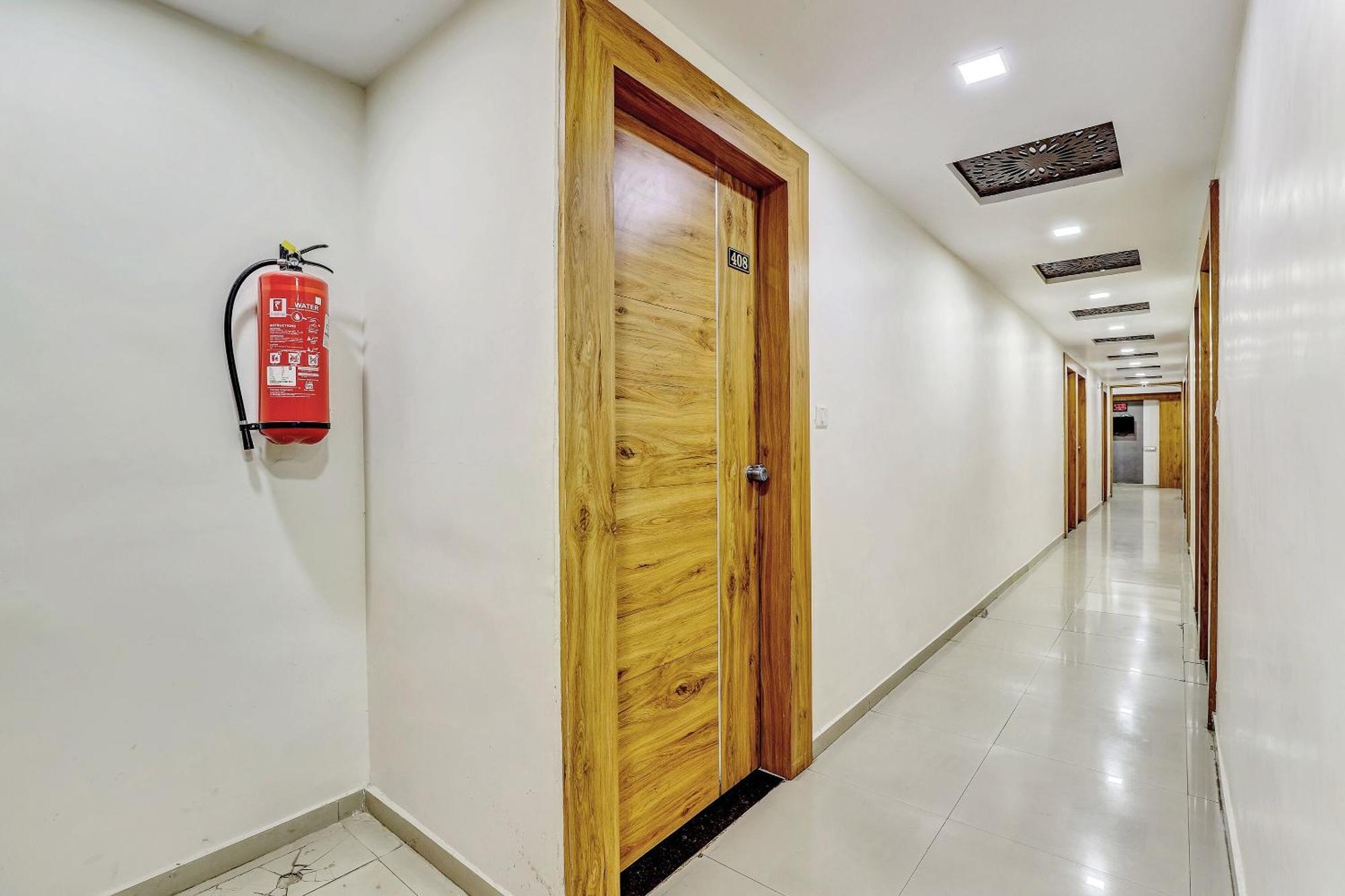 Capital O 80892 Hotel Maple View Naroda Exterior foto