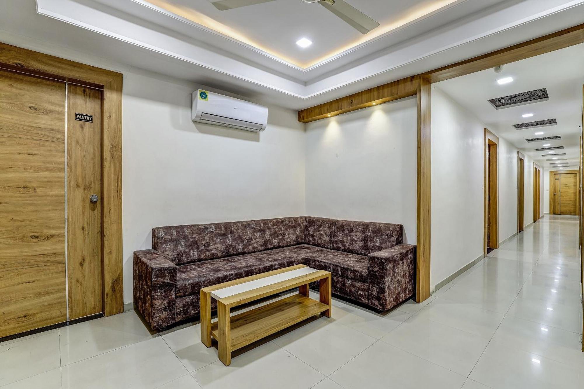 Capital O 80892 Hotel Maple View Naroda Exterior foto